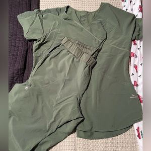 Barco one scrubs set